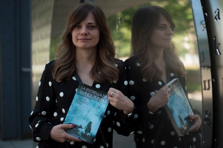 La autora, con su último trabajo. (Juan Carlos RUIZ | FOKU)