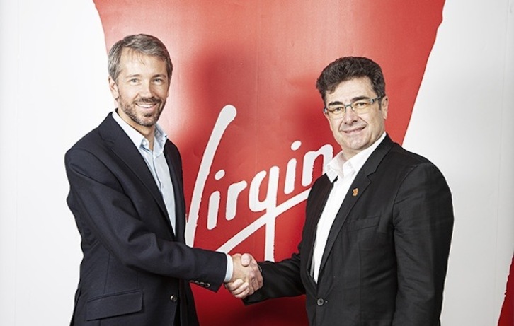 Josh Bayliss, CEO del Grupo Virgin, y José Miguel García, Consejero Delegado de Euskaltel, posan tras el acuerdo alcanzado. (Euskaltel)