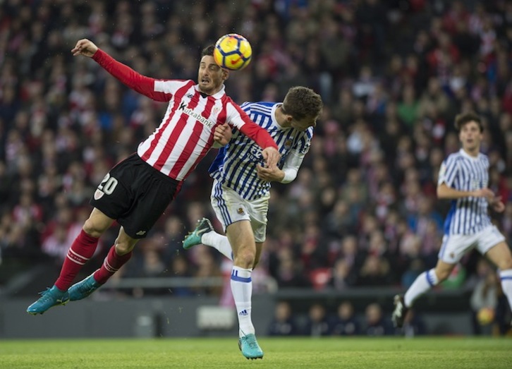 Aduriz pelea con un defensa de la Real durante un derbi (Marisol RAMÍREZ / FOKU)