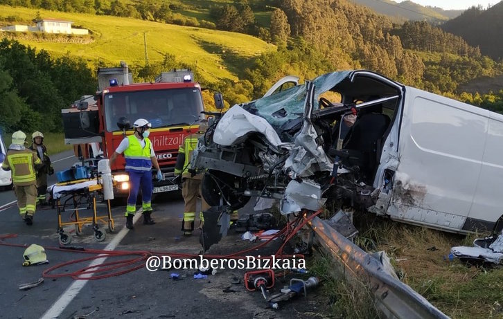 Estado en que han quedado los vehículos siniestrados. (@BomberosBizkaia)
