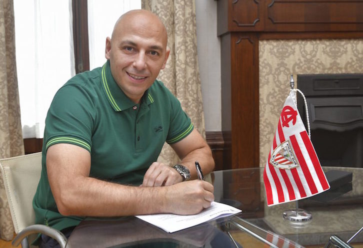 Ángel Villacampa ha firmado su renovación esta mañana en Ibaigane. (Athletic Club)