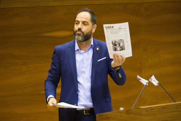 El parlamentario del PSN Ramón Alzórriz muestra una fotocopia de una portada de GARA en una de sus intervenciones en la Cámara. (PARLAMENTO DE NAFARROA)