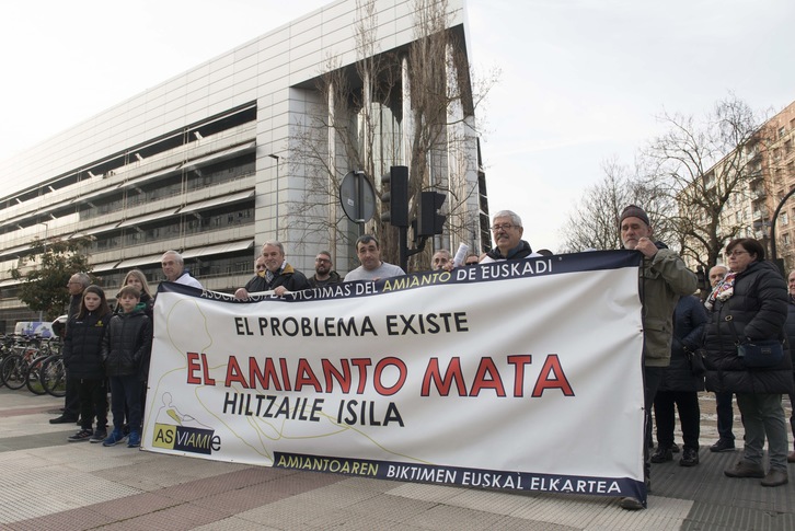 Imagen de la concentración que se realizó en marzo en el doble juicio que hubo en Gasteiz. (Raúl BOGAJO/FOKU)