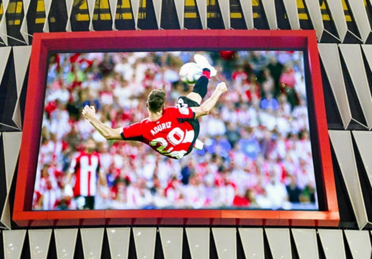 San Mamés se iluminó anoche para rendir homenaje a Aritz Aduriz con imágenes de los goles como el marcado ante el Barcelona. (@AthleticClub)