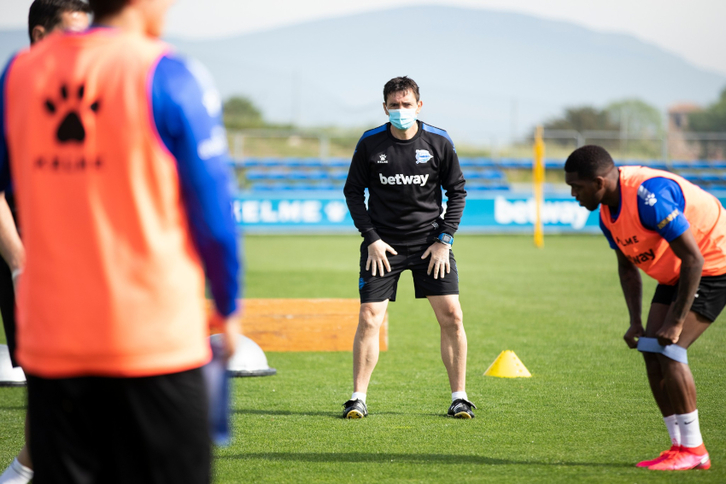 Asier Garitano, en una sesión de entrenamiento, en mayo. (ALAVES)