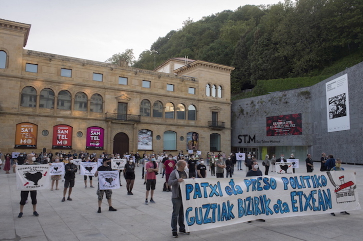 Patxi Ruizekin elkartasunean gaur arratsaldean Donostian eginiko kontzentrazioa. (Juan Carlos RUIZ/FOKU)