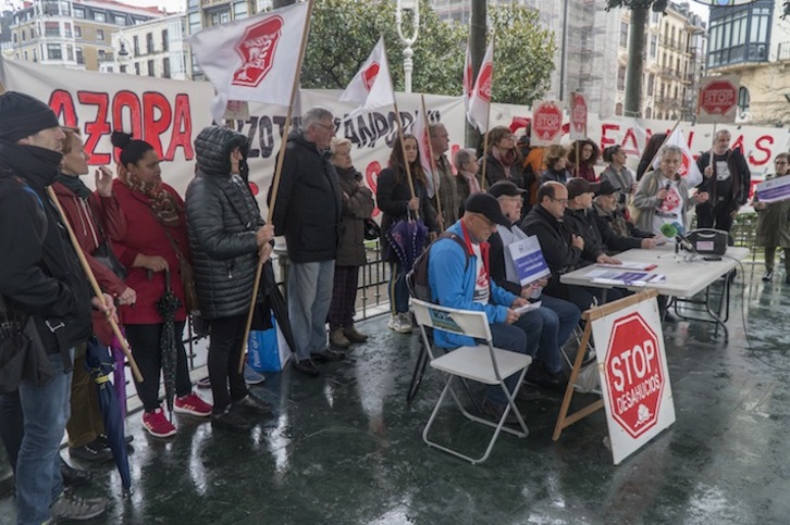 Stoo Desahucios en una concentración hace dos meses en protesta contra Inmobiliaria Vascongada Azora. (Andoni CANELLADA / FOKU)