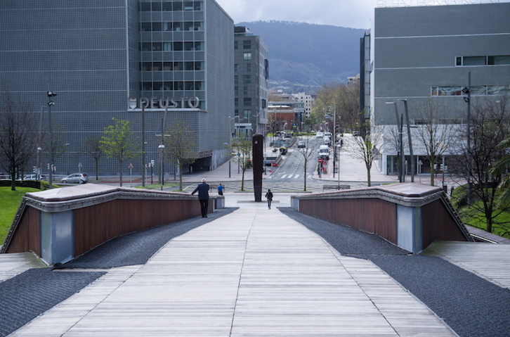 La biblioteca de la Universidad de Deusto es una de las instalaciones a las que no han tenido acceso sus estudiantes. (Luis JAUREGIALTZO/FOKU)