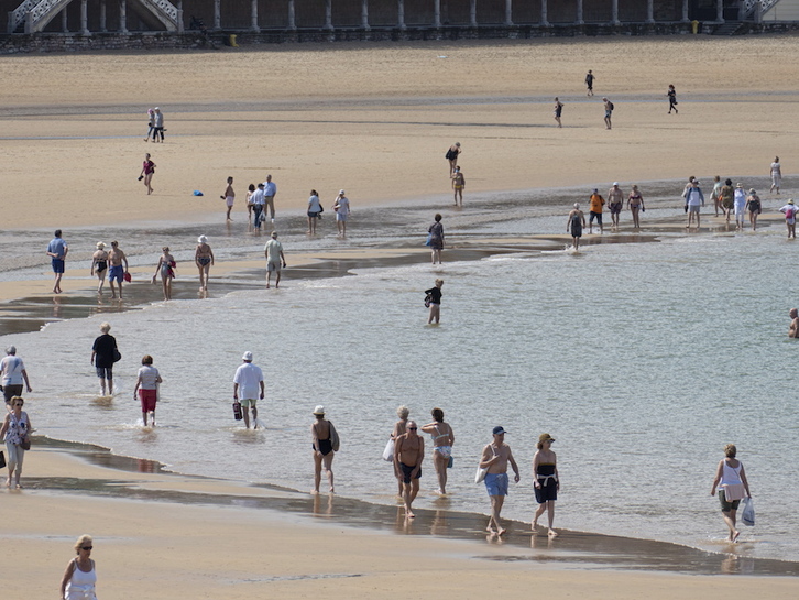 Con marea baja no habrá restricciones para acceder a La Concha. (Jon URBE/FOKU)