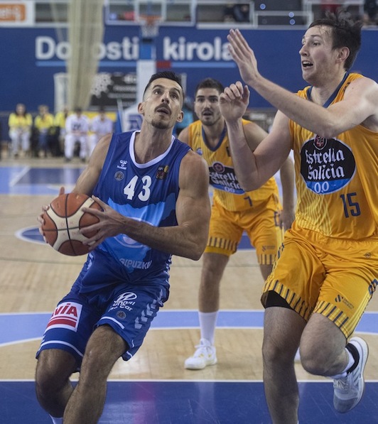 Gipuzkoa Basket habrá logrado el ascenso a la Liga ACB en las pistas, pero tal vez no le sirva de nada. (Jon URBE / FOKU)