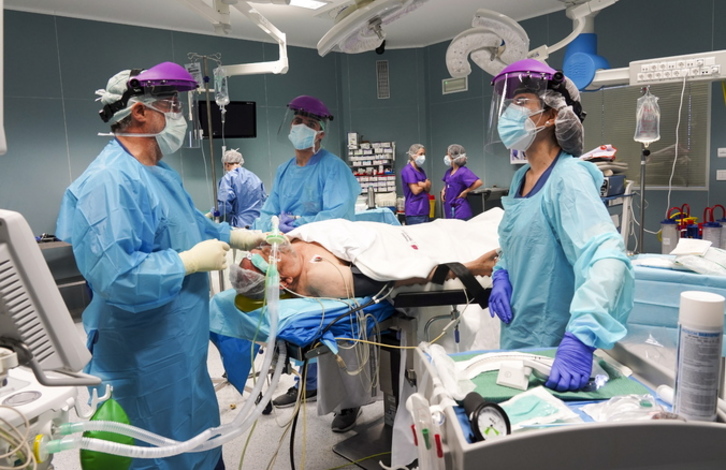Datozen bi asteetan gutxienez ez da premiazkoa ez den beste ebakuntzarik egingo Osakidetzako osasun sarean.