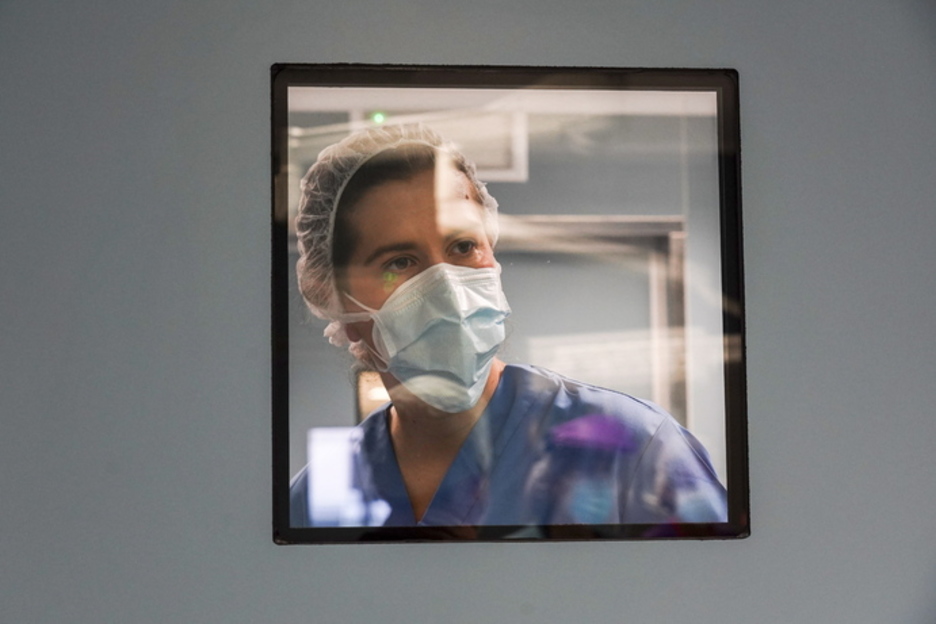Un sanitario observa desde la puerta del quirófano.