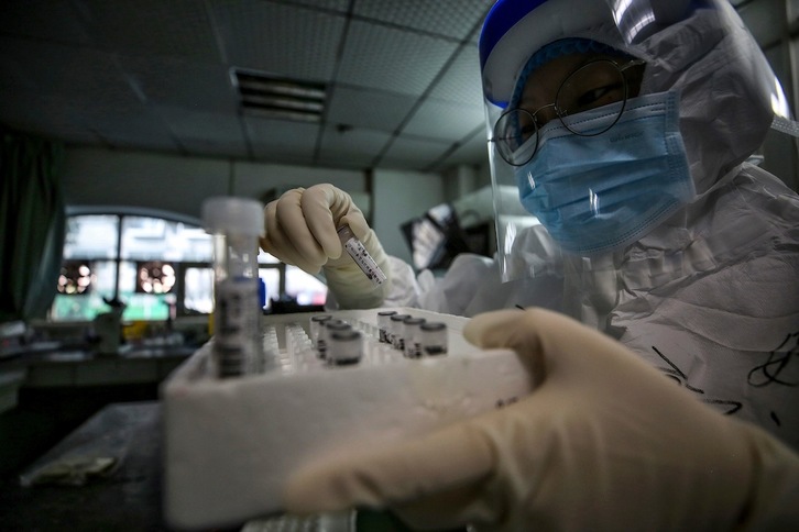 La fase 1 de unos ensayos clínicos en Wuhan en pos de la vacuna contra la covid-19 han dado resultados bien prometedores. (STR / AFP PHOTO)