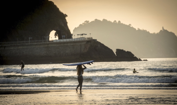 Los surfistas han sido los únicos que han podido disfrutar de la playa de Zarautz en las últimas semanas. (Gorka RUBIO/FOKU)