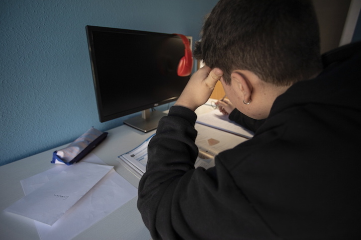 Los alumnos vascos han recibido las clases en casa los últimos meses. (Endika PORTILLO/FOKU)
