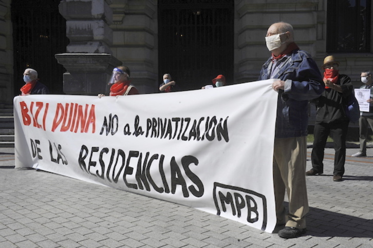 Concentración de pensionistas el pasado lunes ante la Diputación de Bizkaia. (Aritz LOIOLA / FOKU)