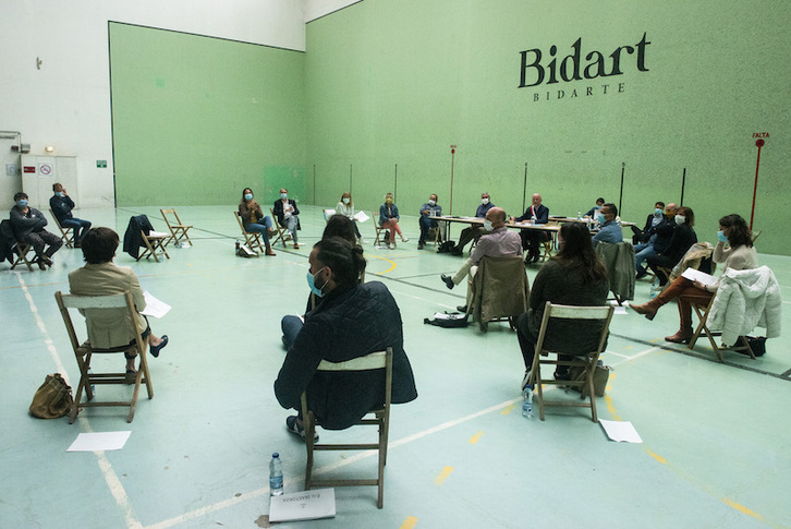 Bidarteko osaketa, distantziak mantenduz eta maskarekin. (Guillaume FAUVEAU | FOKU)