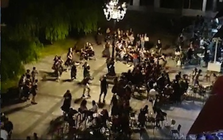 Loinatz jaietako «Mariren Jaitsiera» zalapartatsua Beasainen. (GARA)