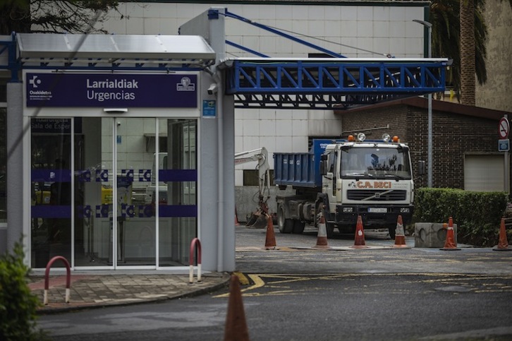 Instalación de un módulo para atender a pacientes con signos de Covid-19 en el Hospital de San Eloy, centro del que depende el PAC de Sestao. (Aritz LOIOLA | FOKU)
