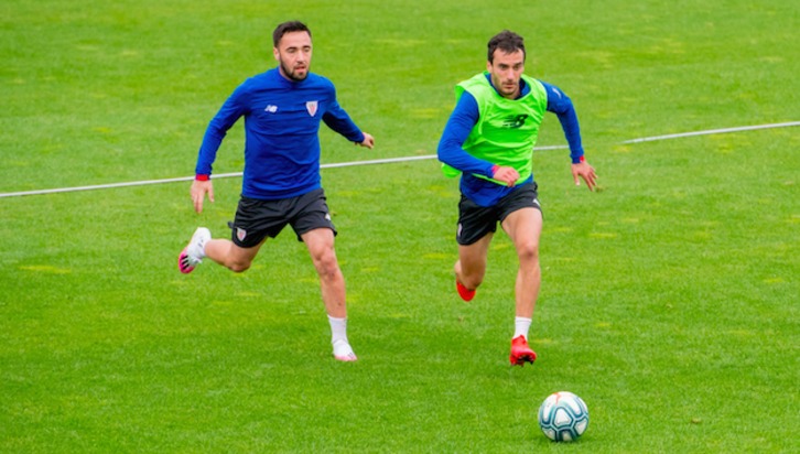 Lekue pugna por el balón con Unai López en Lezama. (@AthleticClub)