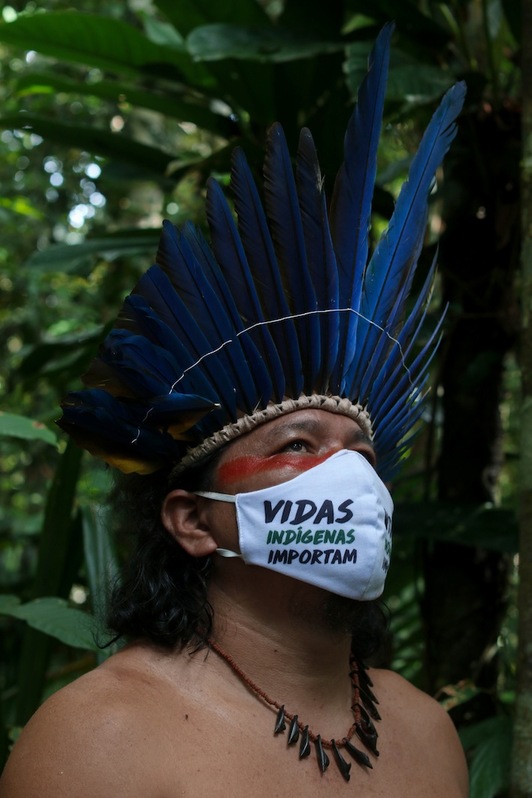 «Las vidas indígenas importan», reza esta máscara de este indígena Satere-Mawe. (Ricardo OLIVEIRA / AFP PHOTO)