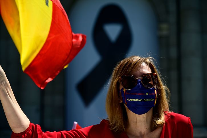 Una manifestante con máscara antigubernamental. (Javier SORIANO | AFP)