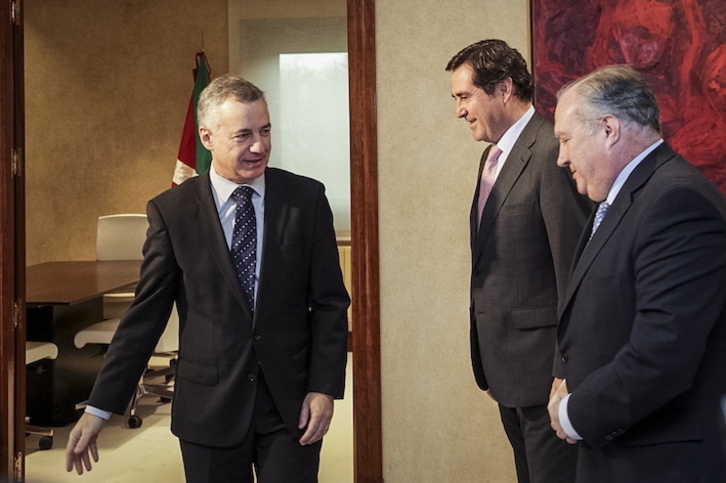 Urkullu, con Garamendi (CEOE) y Larrañaga (Confebask), en enero de 2019. (Endika PORTILLO/FOKU)