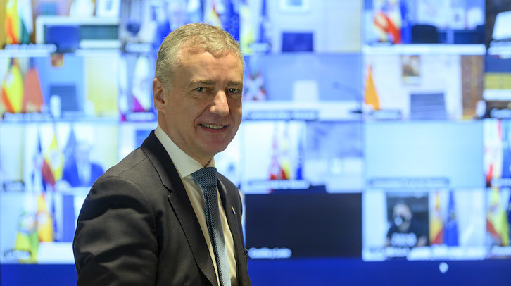 Urkullu, ante la multipantalla en que se celebran estas reuniones. (IREKIA)