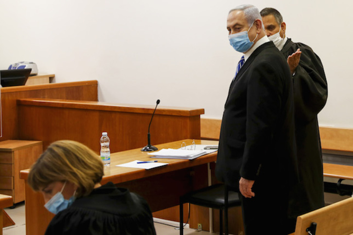 Netanyahu ha acudido a su juicio con mascarilla (Ronen ZVULUN/AFP) 