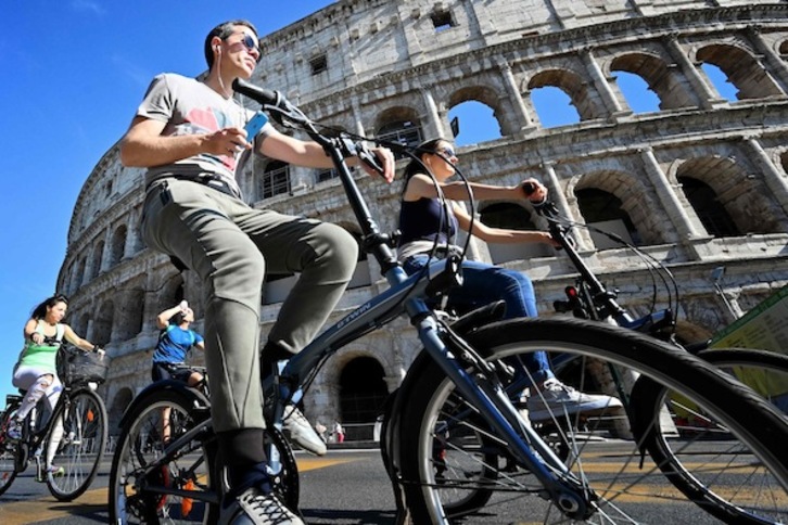 Osasun datuak hoberantz egin ahala, Italia ere normaltasunerantz hurbiltzen ari da, pixkanaka. (Alberto PIZZOLI / AFP PHOTO)