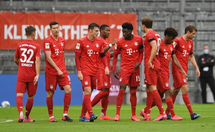 Los jugadores del Bayern celebran uno de sus cinco goles contra el Eintracht. (Andreas GEBERT/AFP)