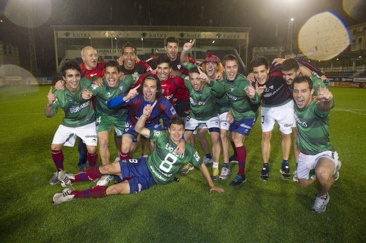 Los jugadores azulgranas celebran sobre el césped el ascenso a Primera, del que hoy se cumplen seis años. (Raúl BOGAJO/FOKU)
