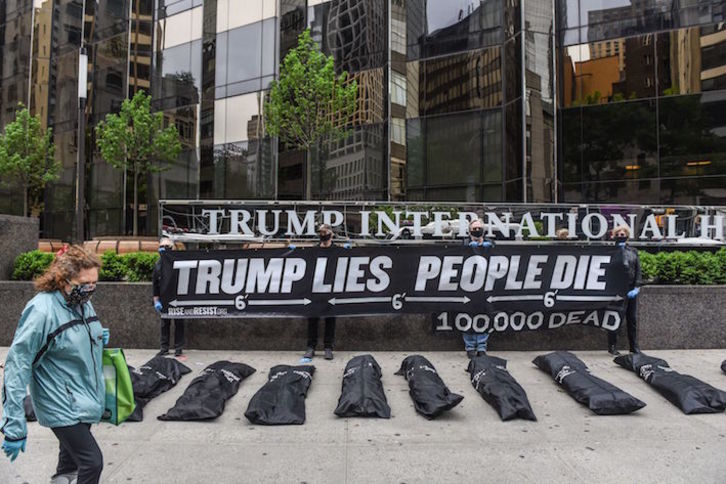 Protesta ante el Hotel Internacional de Trump por los más de 100.000 muertos por coronavirus que sufre Estados Unidos. (Stephanie KEITH/AFP) 