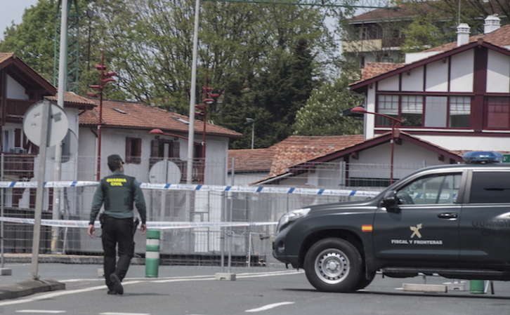 La Guardia Civil cerró el Puente Internacional de Behobia en Irun. (Jagoba MANTEROLA/FOKU) 
