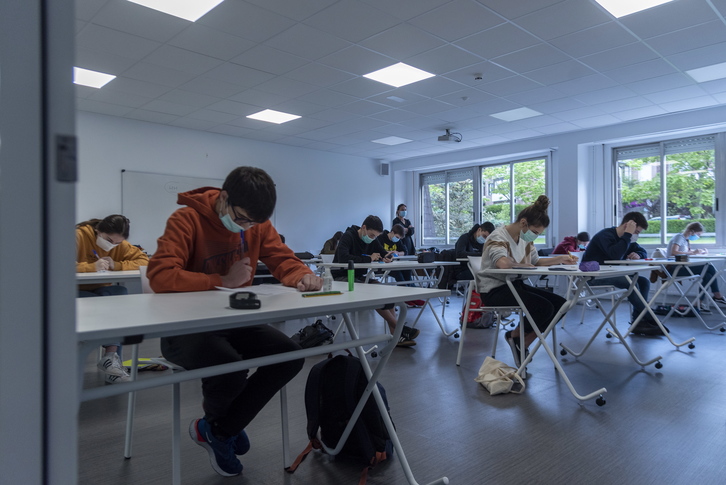 Ikasleak, burubelarri Donostiako Axular Lizeoan. (Gorka RUBIO | FOKU)