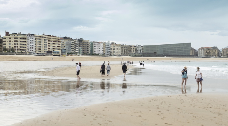 La playa de la Zurriola, en Donostia. (Jon URBE/FOKU)