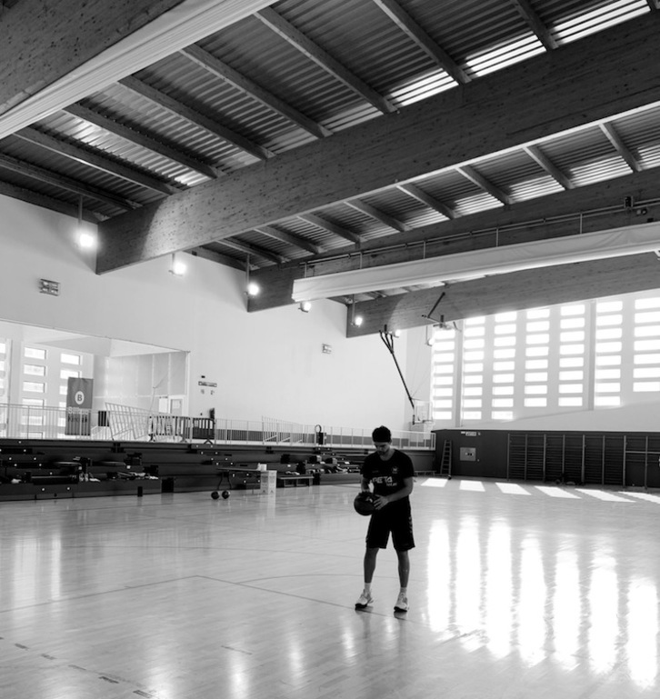 Tomeu Rodrigo, en el polideportivo de Abusu. (BILBAO BASKET)