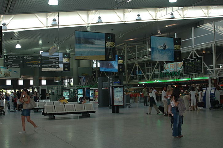 La frontera entre el norte y el sur de Euskal Herria sigue cerrada, pero será posible viajar entre Biarritz y París. (Naiz)