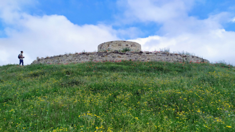 Imagen de la torre redonda y el primer perímetro defensivo del castillo. (Iñaki VIGOR)