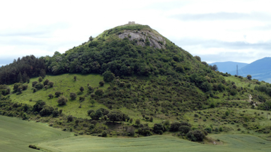 El castillo se encuentra ubicado en un cerro de forma cónica situado en Ollaran. (Iñaki VIGOR)