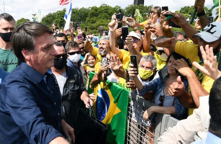 Seguidores de Bolsonaro se concentraron sin respetar las medidas de seguridad para ver al Presidente. (Evaristo SA/AFP)