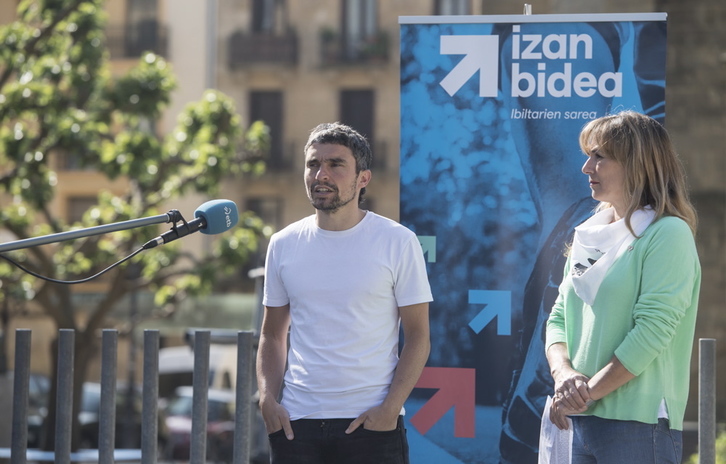 Inaxio Oiarzabal eta Patricia Velez, Sarek eta Etxeratek Donostian egin duten agerraldia. (Jagoba MANTEROLA/FOKU)