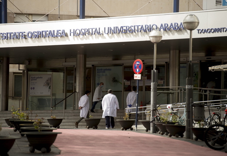 Entrada al hospital de Txagorritxu, en Gasteiz. (Raúl BOGAJO / AFP)