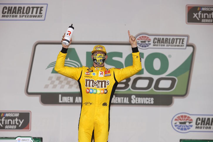 Kyle Busch, con mascarilla, celebra su victoria en la carrera de Charlotte de la Nascar. (Chris GRAYTHEN/AFP)