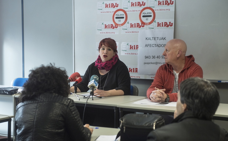 Rueda de prensa de Hiru para denunciar la implantación del peaje. (Jon URBE/FOKU) 