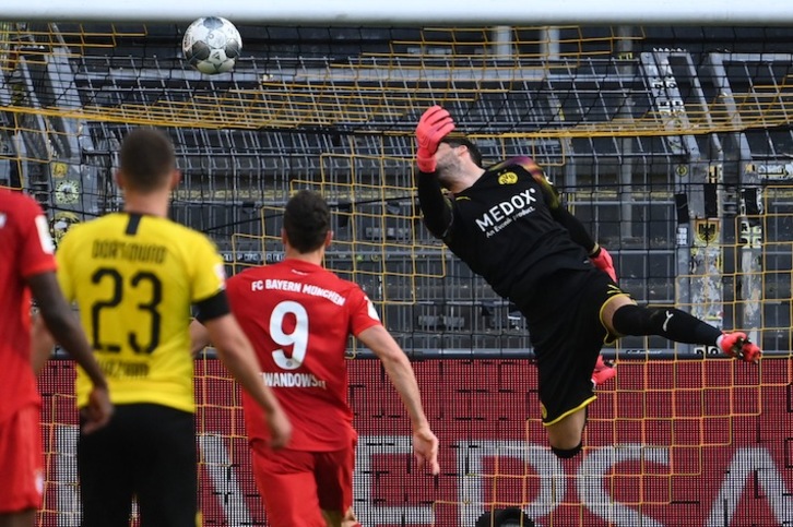 El porterodel Dortmund no puede detener la vaselina de Kimmich. (Federico GAMBARINI/AFP)