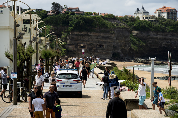 Joan zen igandean Angeluko hondartzan jende anitz bildu zen. (Guillaume FAUVEAU)