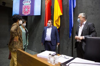 Francisco Javier Enériz, Defensor del Pueblo de Nafarroa, a la izquierda, junto al presidente del Parlamento, Unai Hualde, y otros miembros de la Cámara. (NAFARROAKO PARLAMENTUA)