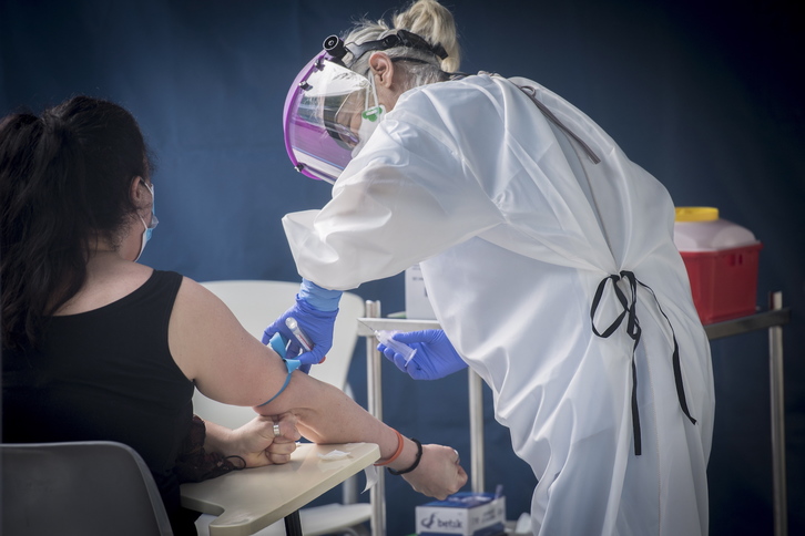 Profesionales sanitarios realizan test en el ambulatorio de Zarautz. (Gorka RUBIO/FOKU)