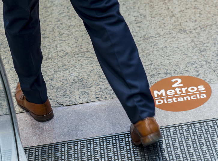 Cartel para recordar la necesidad de mantener las distancias. (Marisol RAMÍREZ / FOKU)